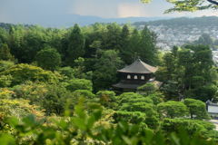 迫る雨雲と銀閣寺