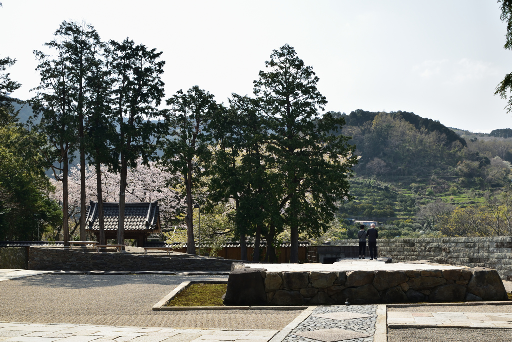 山門と石舞台