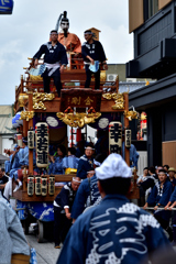 成田山の参道を山車が行く