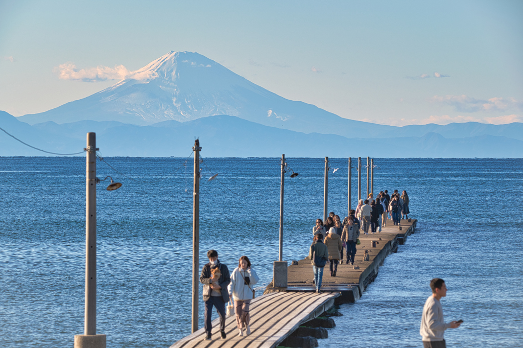 桟橋に集う人々