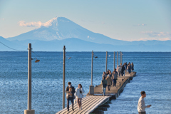 桟橋に集う人々