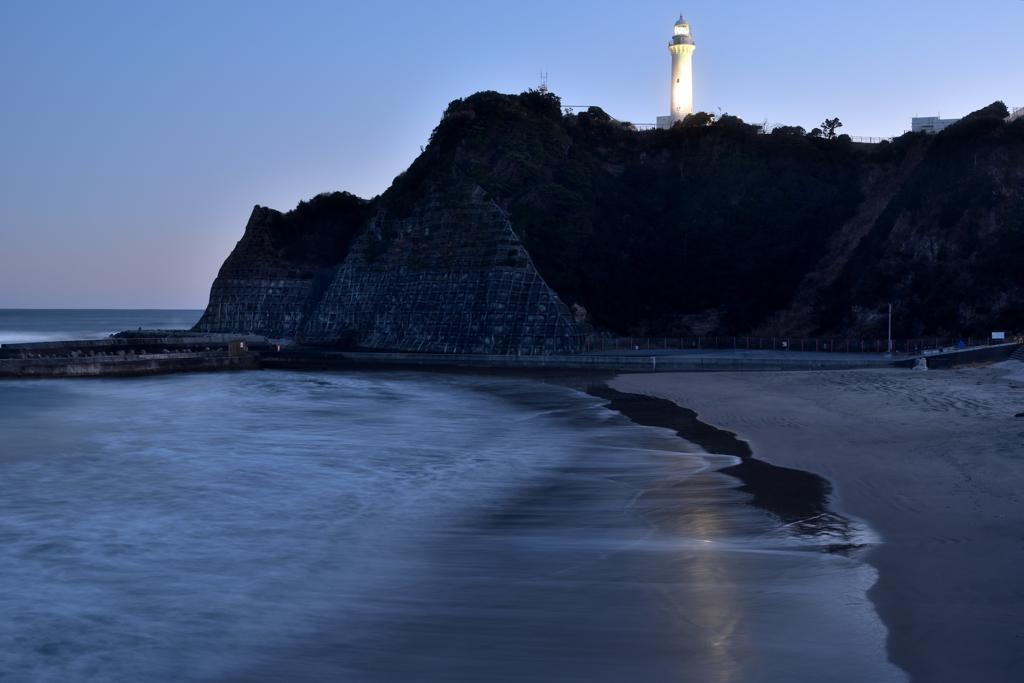 浜辺に写る灯台