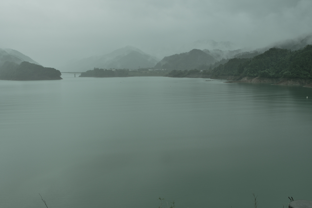 ダム湖雨情2