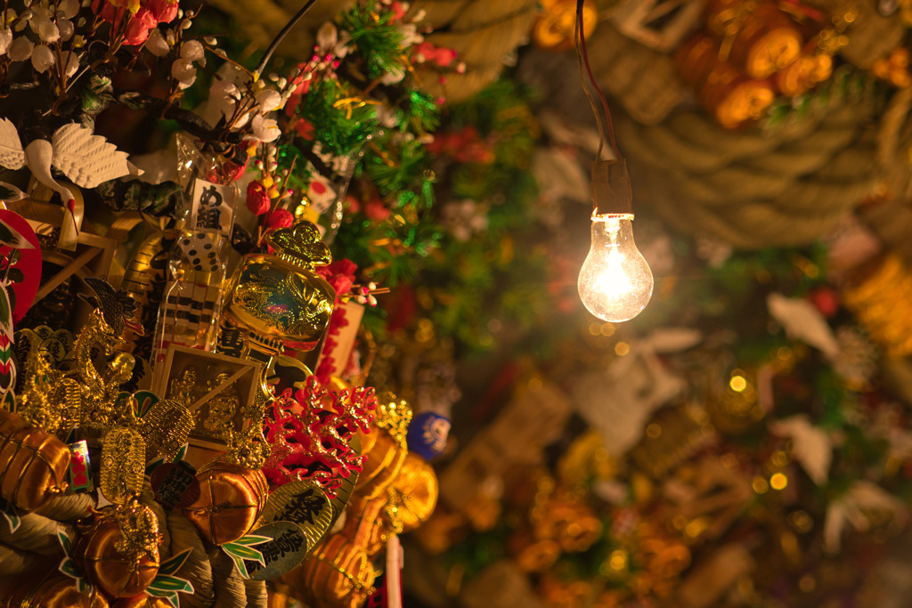 宵の口に熊手も映える