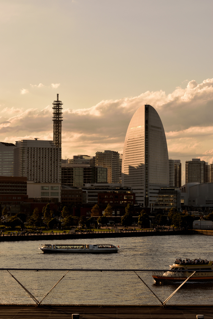 夕景に遊覧船進む