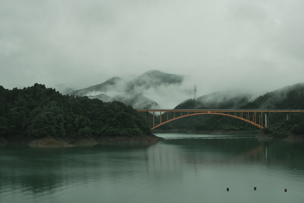 ダム湖雨情