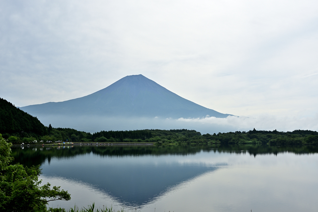 梅雨明けを待つ