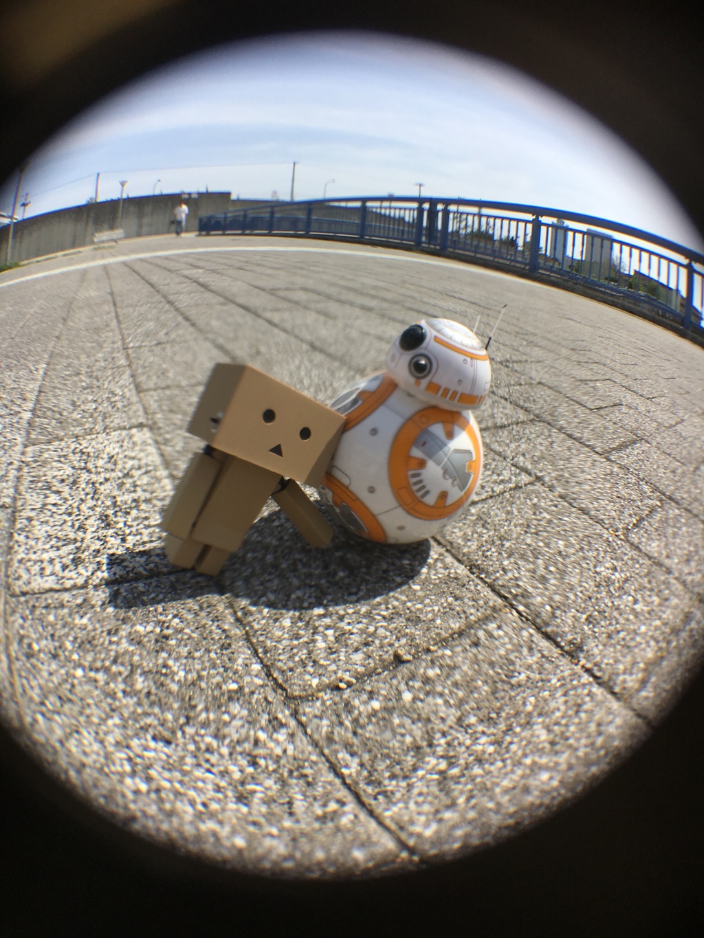 寄り添う2人