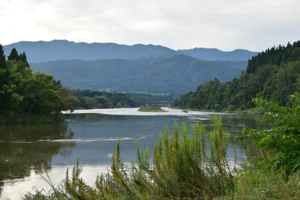 静寂、最上川。