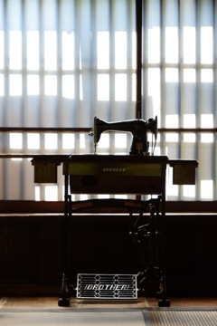 先人ミシンを踏む