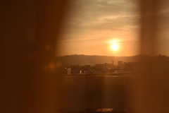窓辺に置いた椅子にもたれ　あなたは夕陽見てた…