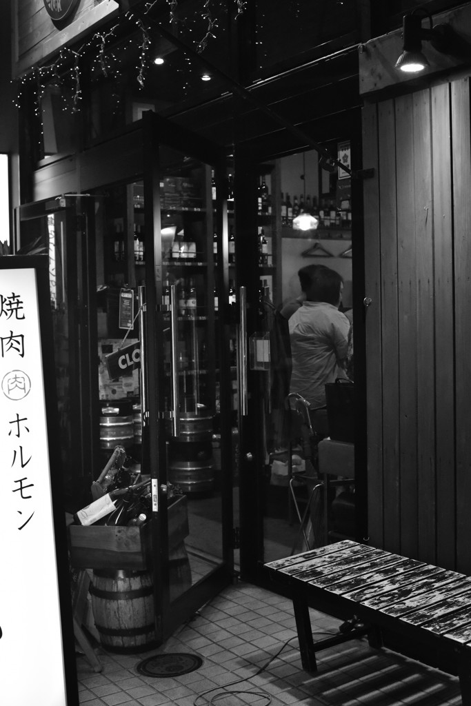 語らう。