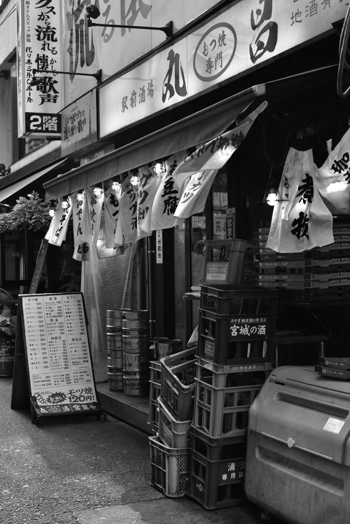 路地、待つ…。