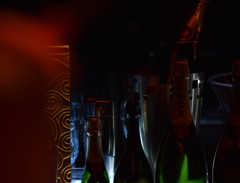 囁き、聴いて…。