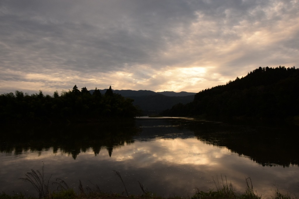 最上川に佇む。