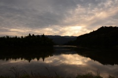 最上川に佇む。