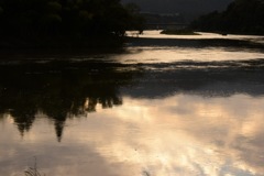 夕暮れ映す最上川