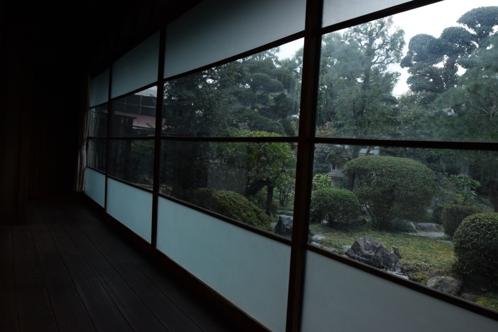 廊下に座って、足ぷらぷらさせて、庭眺めたいなぁ♪