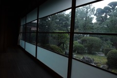 廊下に座って、足ぷらぷらさせて、庭眺めたいなぁ♪