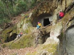 謎の洞穴
