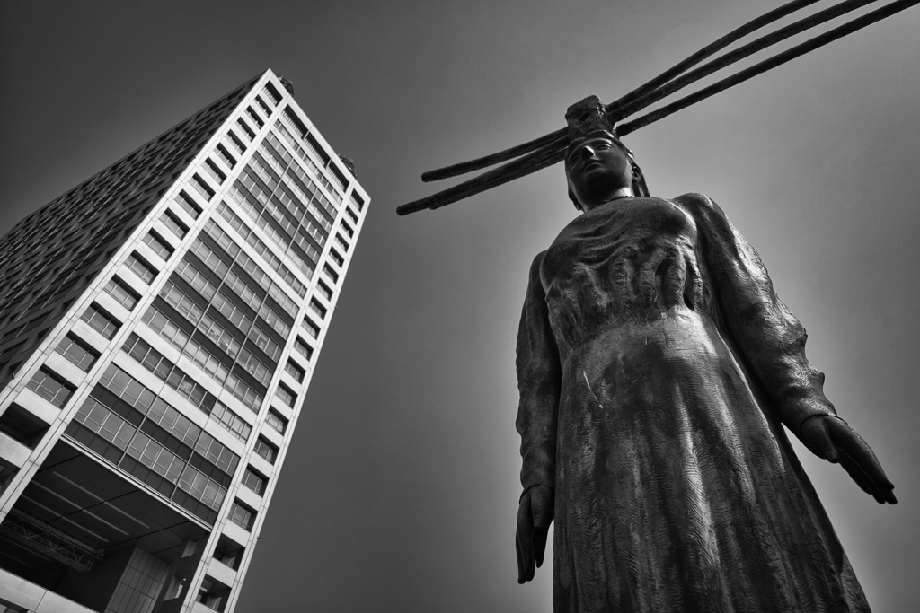 statue