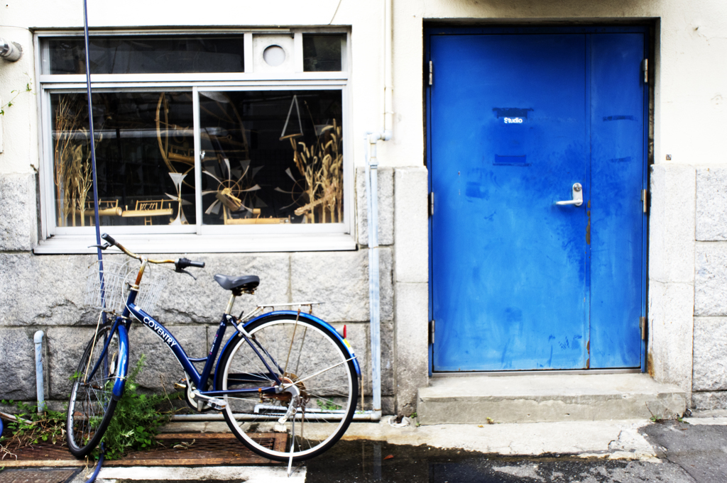 青い自転車 X 青いドア