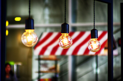 電球とストライプ