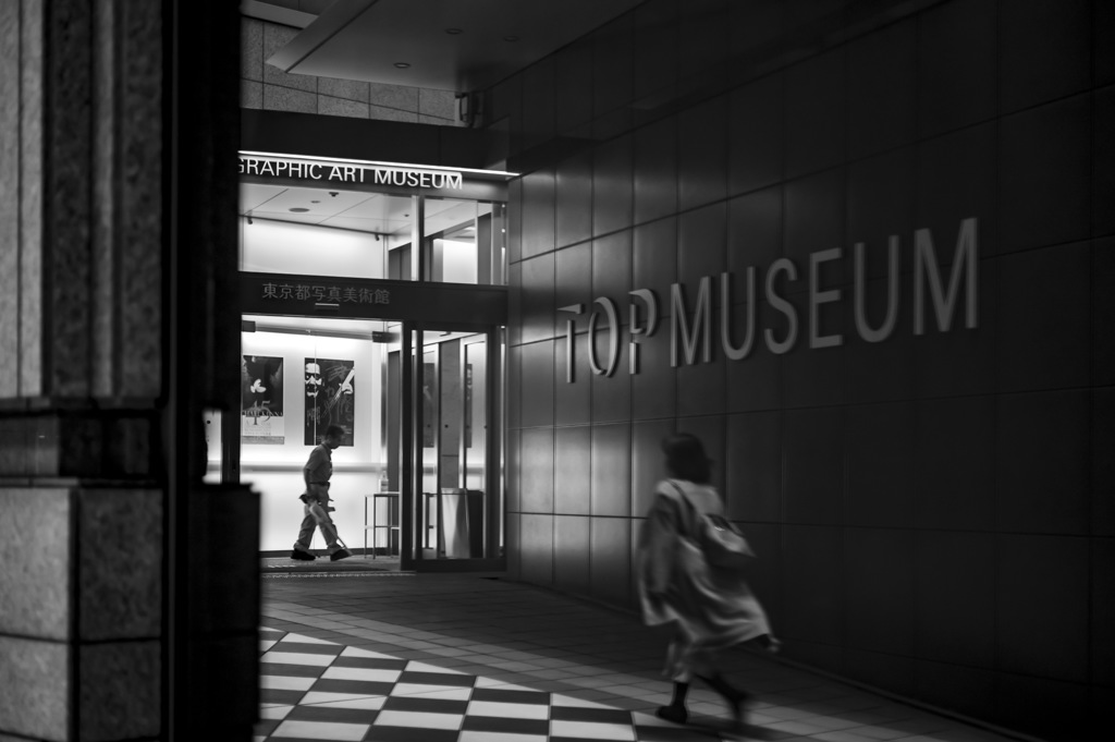 TOP MUSEUM <急ぐ女（ひと）>