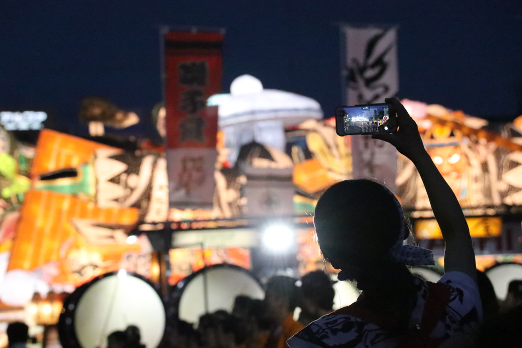 スマホ越しの祭り