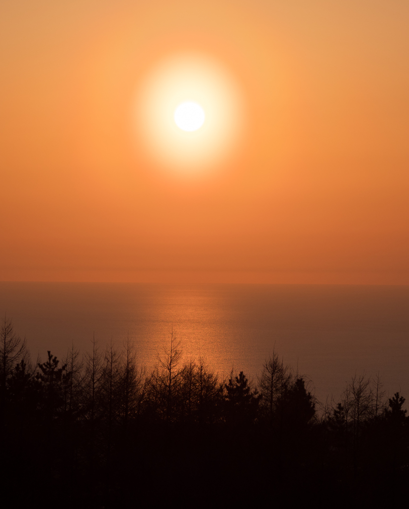 霞む夕日