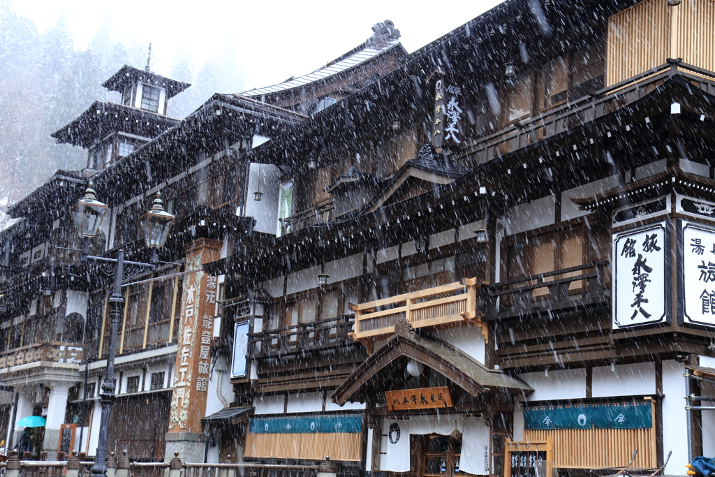 雪舞う銀山温泉