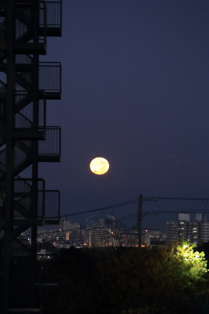 夜明け前　沈みゆくお月さん