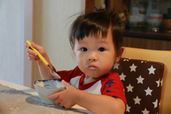 孫と一緒に朝食を