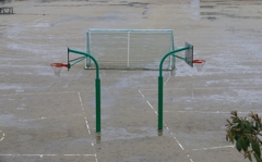 雨の校庭