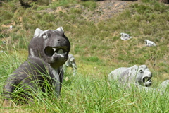 草原の石像
