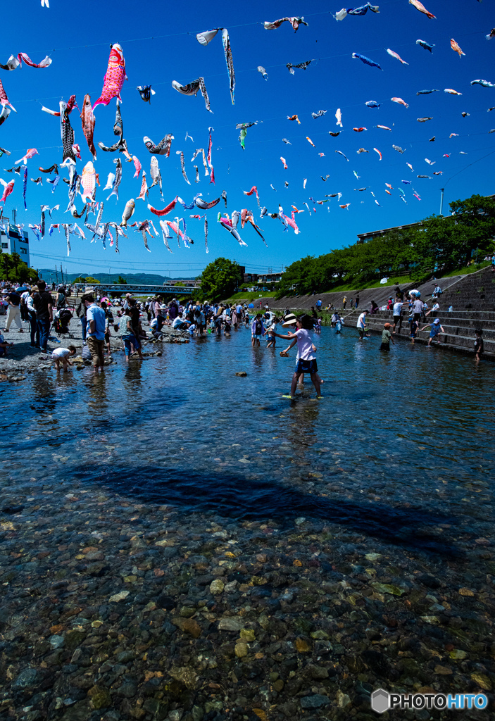 空も河も