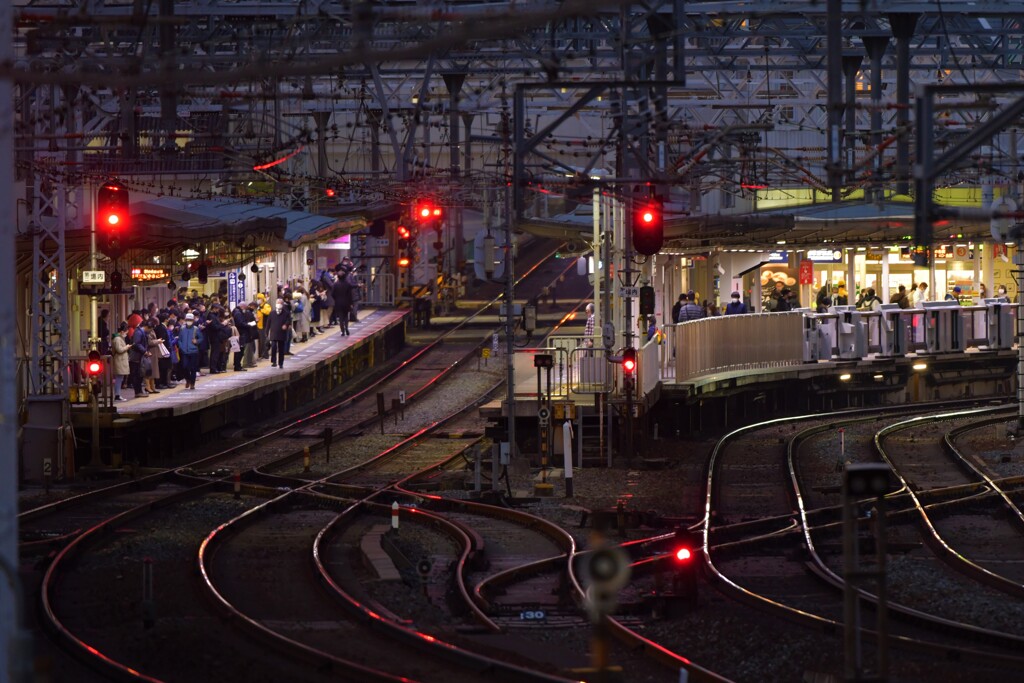 列車を待つ
