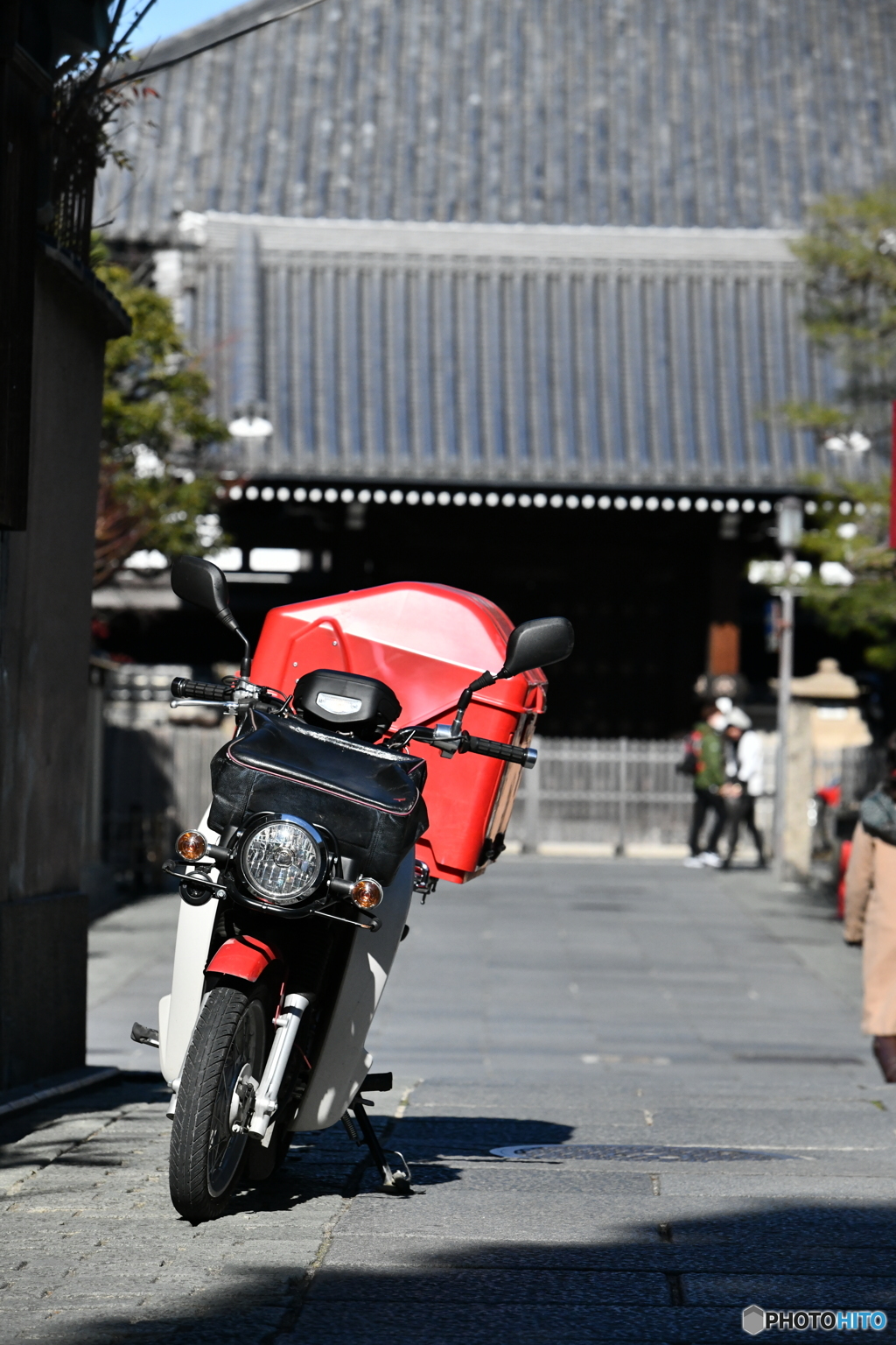 京の石畳と郵便バイク