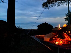 夜の海を炎とともに