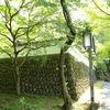 石垣と散歩道