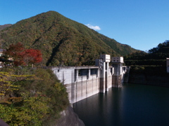 ダム湖紅葉