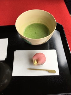 今日の和菓子はコスモスのイメージだそう