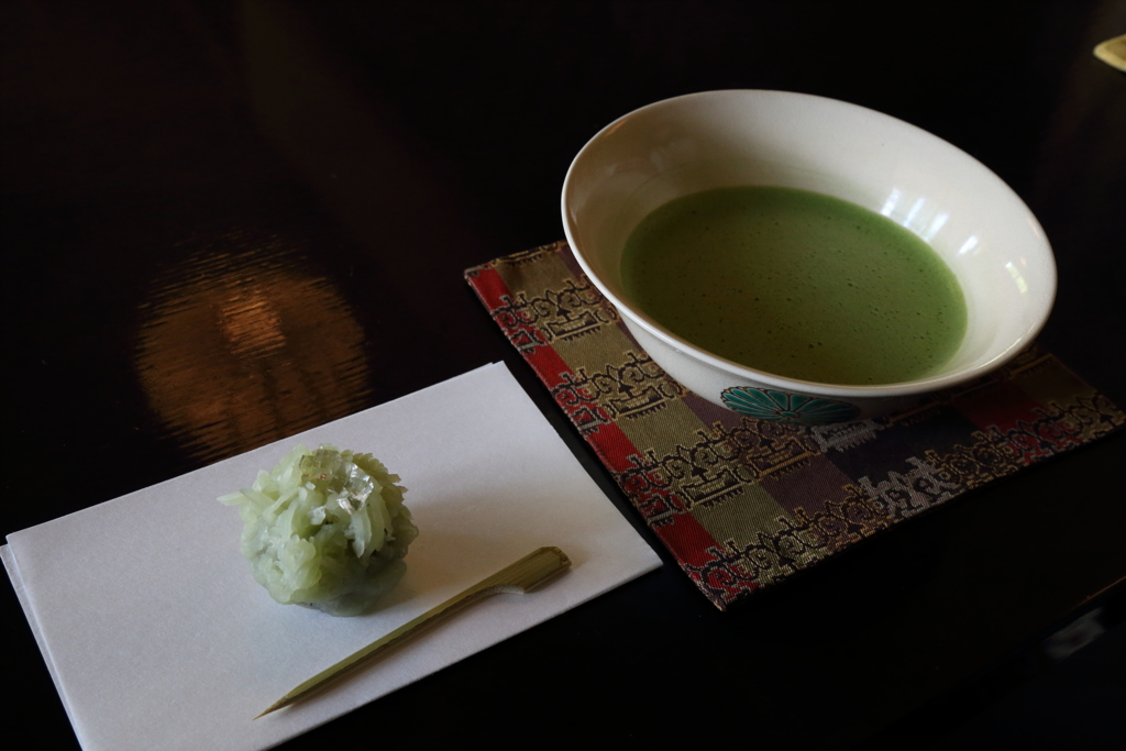 今日の和菓子は朝露のイメージだそう