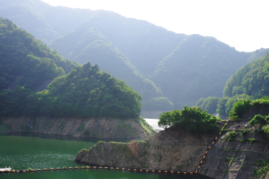 夏霞のダム湖