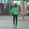 彼女は僕の正面で道を渡った