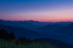 夜明けを待つ山々