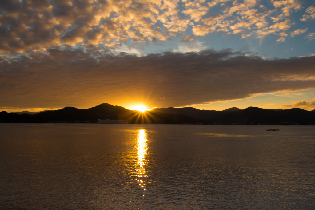 湖の夕景とうろこ雲