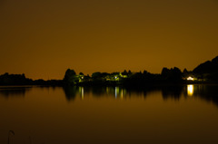 夜明けを待つ湖