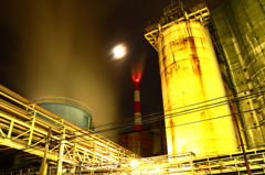 月と煙突　工場夜景