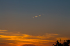 オレンジの飛行機雲